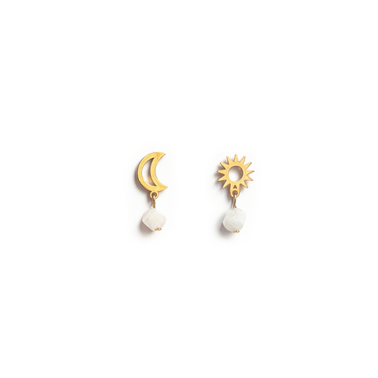Boucles d'oreilles asymétriques, puce lune avec pierre de lune et puce soleil avec pierre de lune accrochée sur chacune des puces. Les puces sont conçues avec un fermoir poussoir.