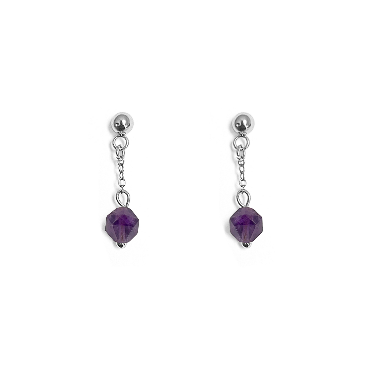 Boucles d'oreilles pendantes Améthyste violette couleur argent. Puce d'oreille avec chaine au bout de laquelle est accrochée une pierre naturelle facettée d'Améthyste violette.