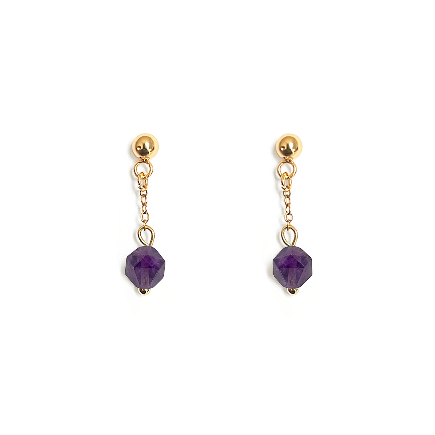 Boucles d'oreilles pendantes Améthyste violette couleur or. Puce d'oreille avec chaine au bout de laquelle est accrochée une pierre naturelle facettée d'Améthyste violette.