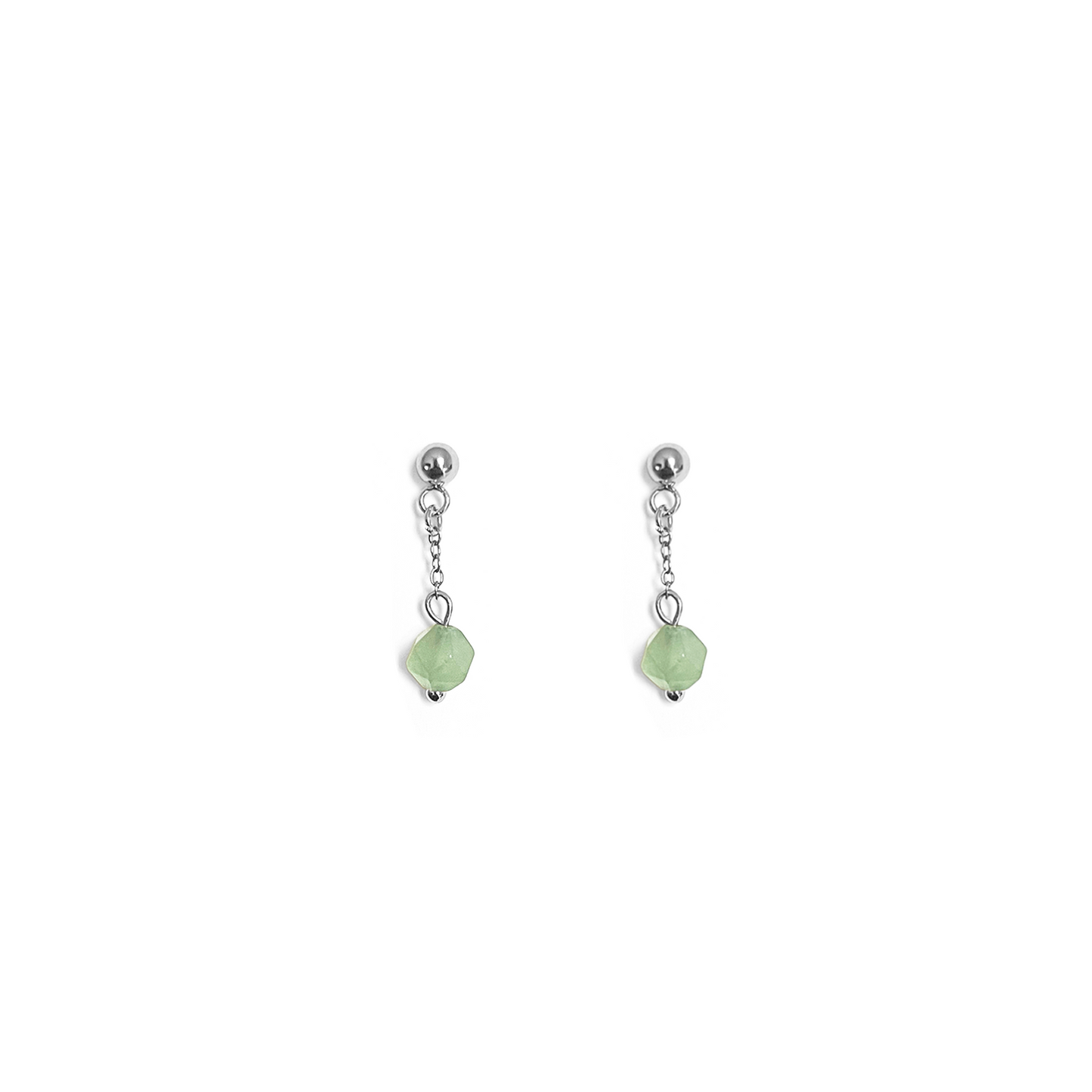 Boucles d'oreilles pendantes Aventurine verte couleur argent. Puce d'oreille avec chaine au bout de laquelle est accrochée une pierre naturelle facettée d'Aventurine verte.