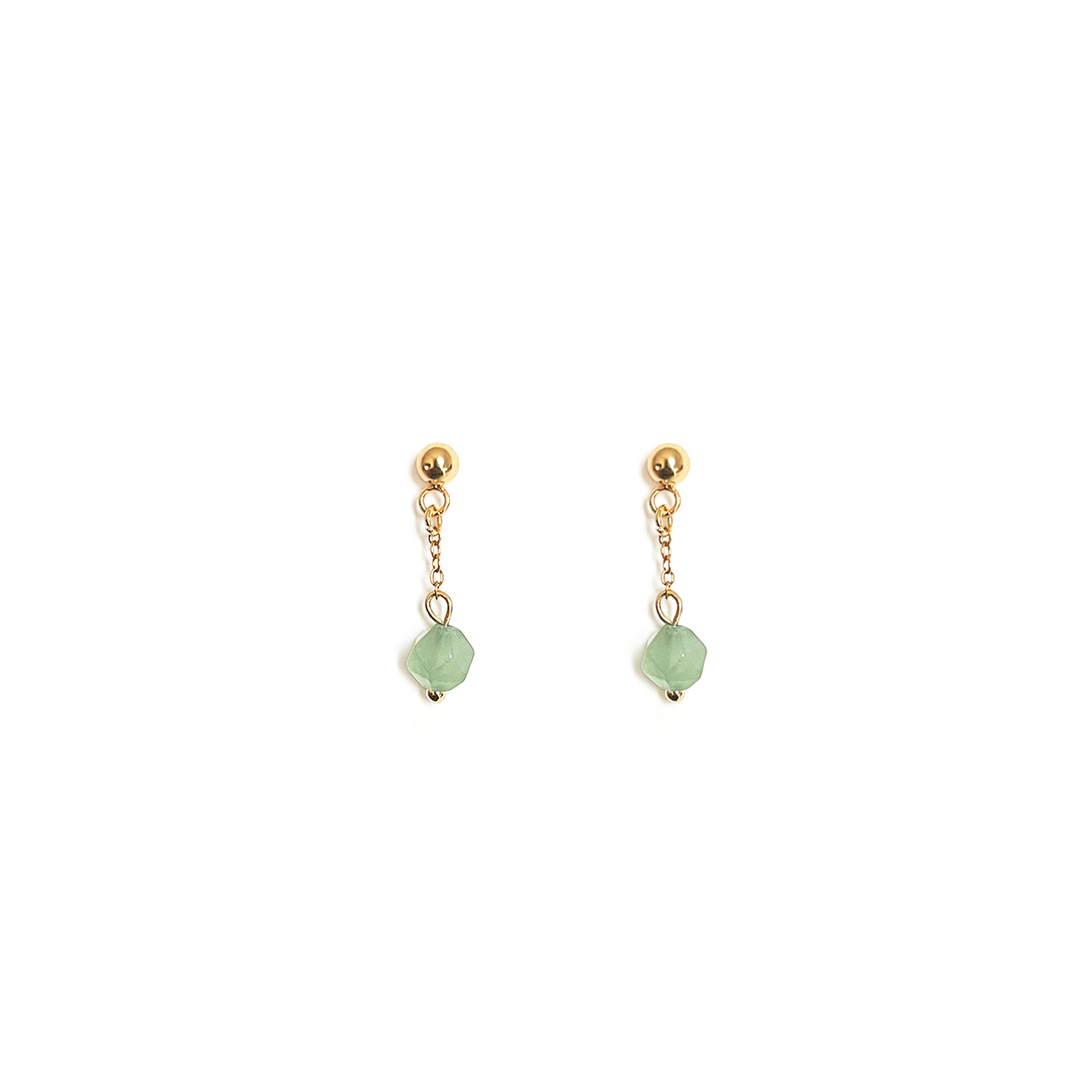 Boucles d'oreilles pendantes Aventurine verte couleur or. Puce d'oreille avec chaine au bout de laquelle est accrochée une pierre naturelle facettée d'Aventurine verte.