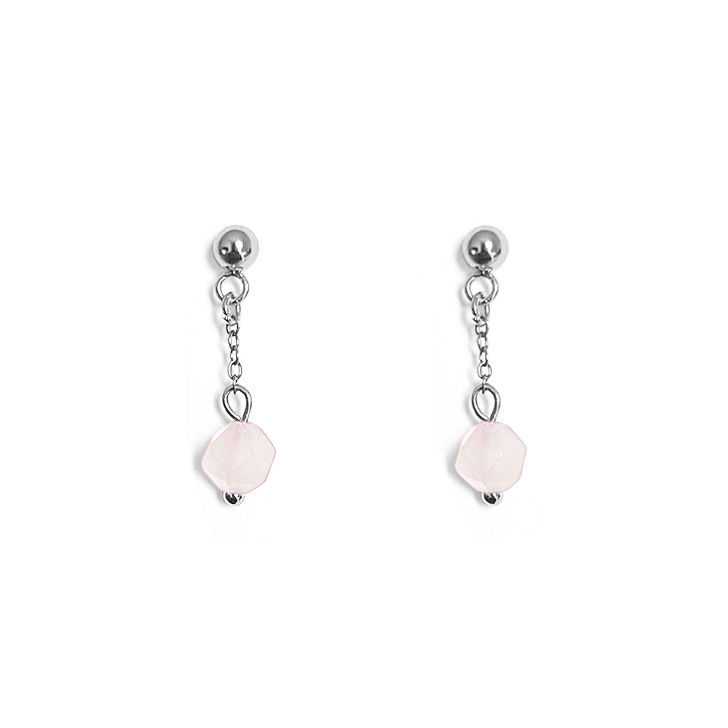 Boucles d'oreilles pendantes Quartz rose couleur argent. Puce d'oreille avec chaine au bout de laquelle est accrochée une pierre naturelle facettée de Quartz rose.