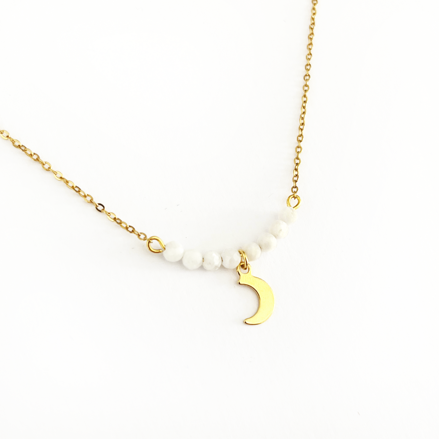 Collier or pendentif lune avec une rangée de pierres de lune détail