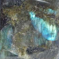 Pierre naturelle labradorite utilisée pour nos bijoux lithothérapie